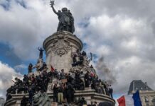 PROTESTOS NA FRANÇA REÚNEM CENTENAS DE MILHARES DE PESSOAS E AUMENTAM PRESSÃO SOBRE MACRON
