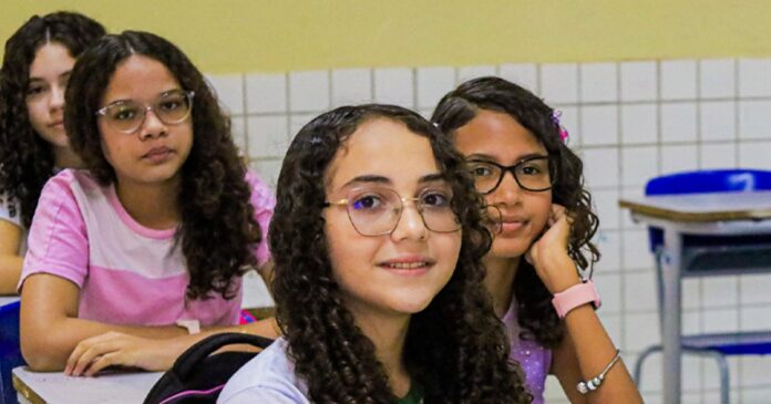 Estudantes da rede municipal de Casa Nova em sala de aula