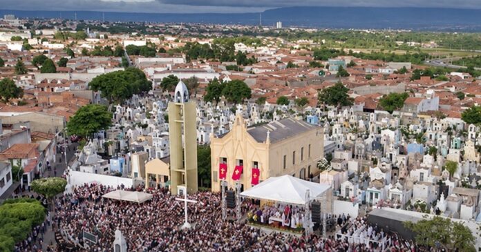 Vista aérea de multidão de romeiros diante da Capela do Socorro, em Juazeiro do Norte
